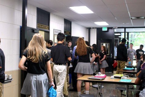 Students try to buy food during the mod 5 lunch mod, which has over 300 students scheduled for lunch. The new schedule has two lunch mods with approximately half the school off per mod. 