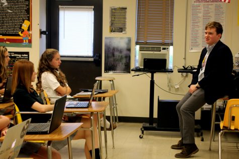Dan Gallen, class of 10, talks to the Intro to Journalism class, taught by Nicholas Attanasio, about the ins and outs of professional journalism. Gallen spoke to all journalism classes on Wednesday, April 20.