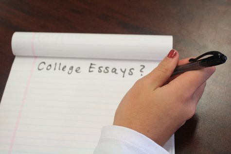 Every year students write several different essays for college applications. With college applications due around this time, two staff members reflect on whether or not college admissions representatives should require essays.