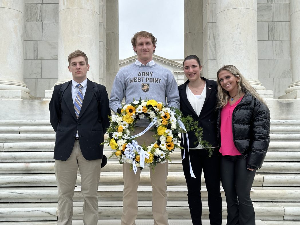 Seniors+place+wreath+at+Tomb+of+the+Unknown+Soldier